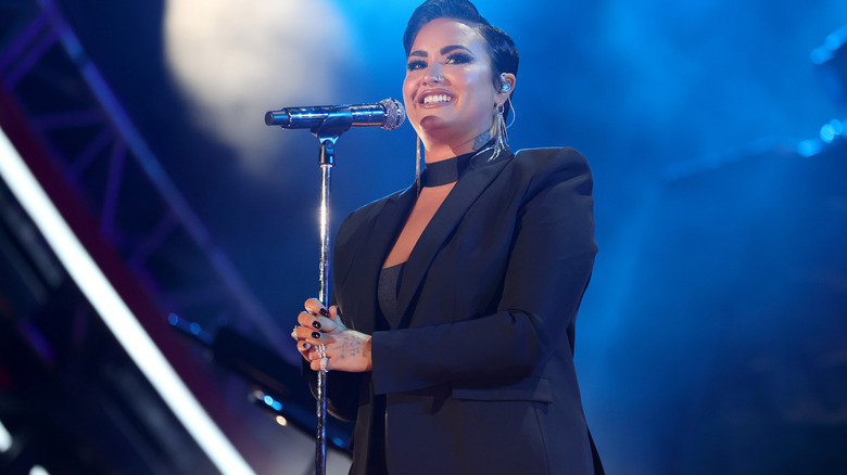 Demi Lovato se produit sur scène lors du Global Citizen Live