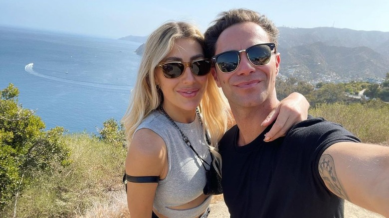 Emma Slater et Sasha Farber prennent un selfie à la plage