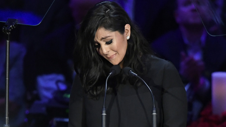 Vanessa Bryant parle tête baissée à The Celebration of Life for Kobe & Gianna Bryant au Staples Center