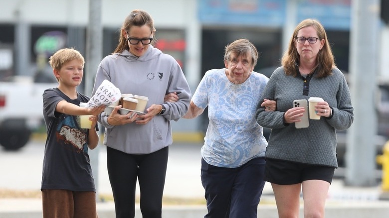 Jennifer Garner marchant avec sa famille