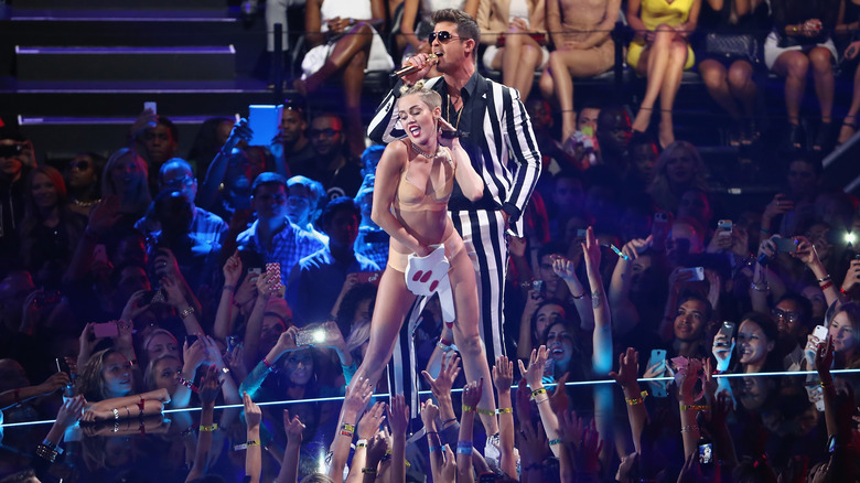 Miley Cyrus et Robin Thicke sur scène