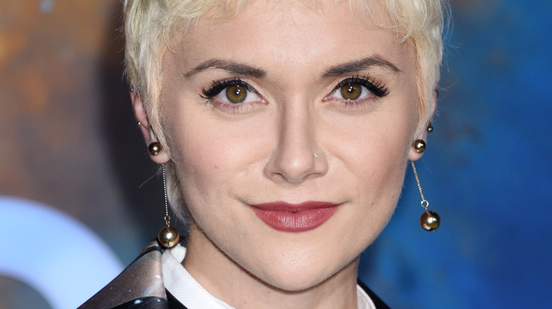 Alyson Stoner porte des cheveux blonds