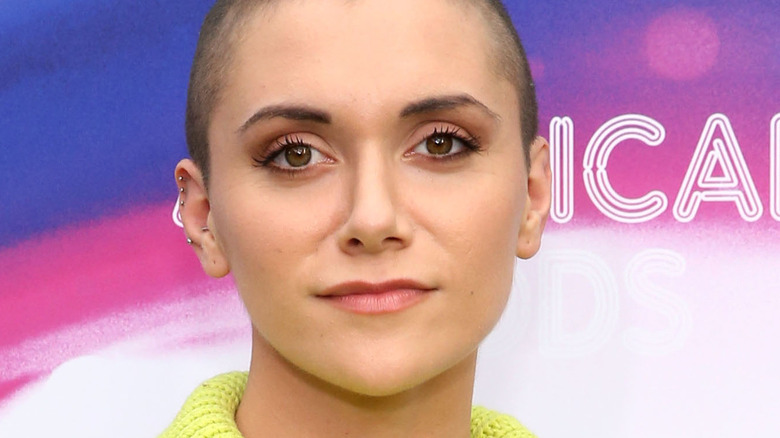 Alyson Stoner au crâne rasé