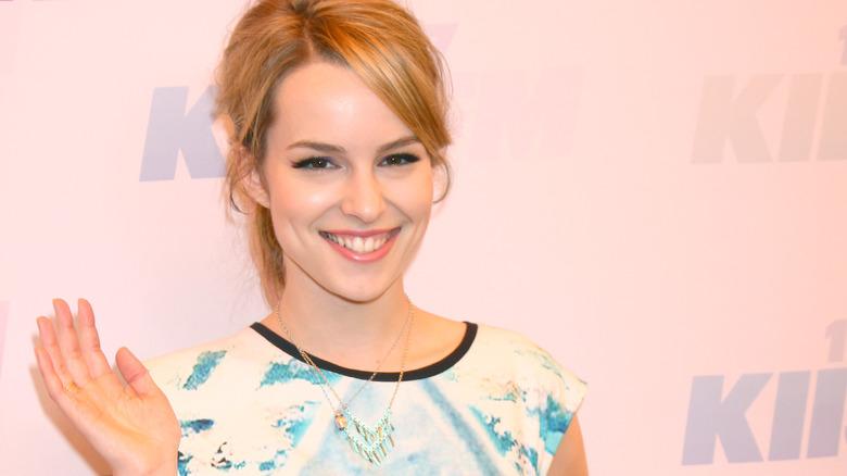 Bridgit Mendler souriant et saluant