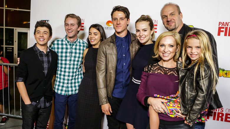 Le casting de Good Luck Charlie sur un tapis rouge