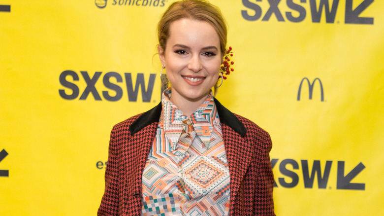 Bridgit Mendler sur un tapis rouge