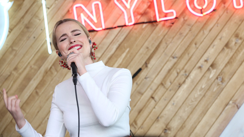 Bridgit Mendler chante sur scène