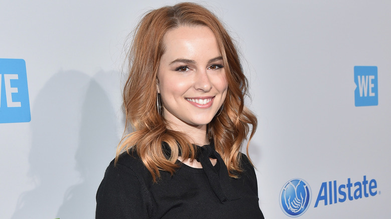 Bridgit Mendler lors d'un événement caritatif, souriant