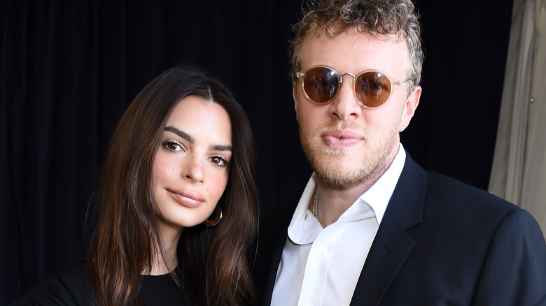 Emily Ratajkowski, Sebastian Bear-McClard posant