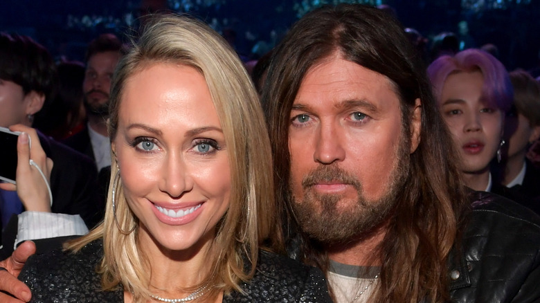 Tish souriant avec Billy Ray Cyrus