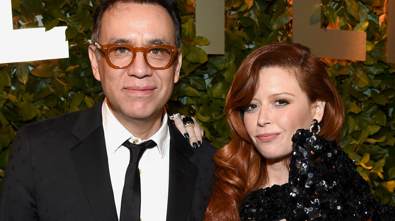 Fred Armisen, Natasha Lyonne posant fièrement