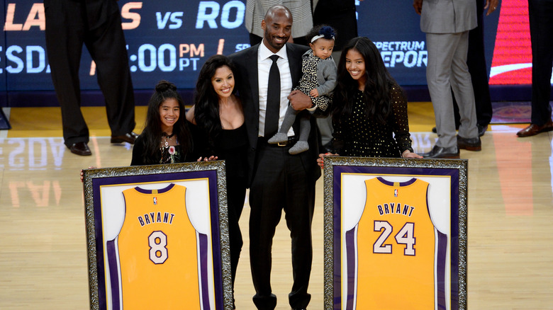 Kobe Bryant et sa famille posant pour une photo avec des maillots