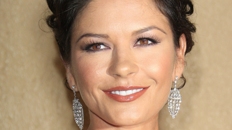 À quoi ressemble la relation de Catherine Zeta-Jones avec Renée Zellweger aujourd’hui