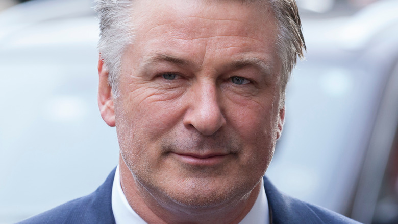 Alec Baldwin continue de pointer du doigt la tragédie des tirs de rouille