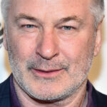 Alec Baldwin fait allusion de manière cryptique à un autre coupable dans le tir de rouille