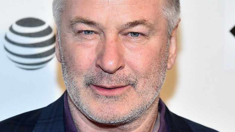 Alec Baldwin fait allusion de manière cryptique à un autre coupable dans le tir de rouille