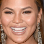 Chrissy Teigen répond aux nouvelles accusations concernant ses dents