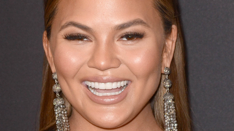 Chrissy Teigen répond aux nouvelles accusations concernant ses dents