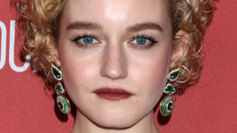 Comment Julia Garner se sent vraiment d’être célèbre