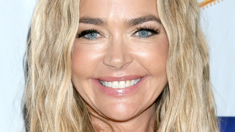 Denise Richards révèle sa motivation derrière le divorce de Charlie Sheen