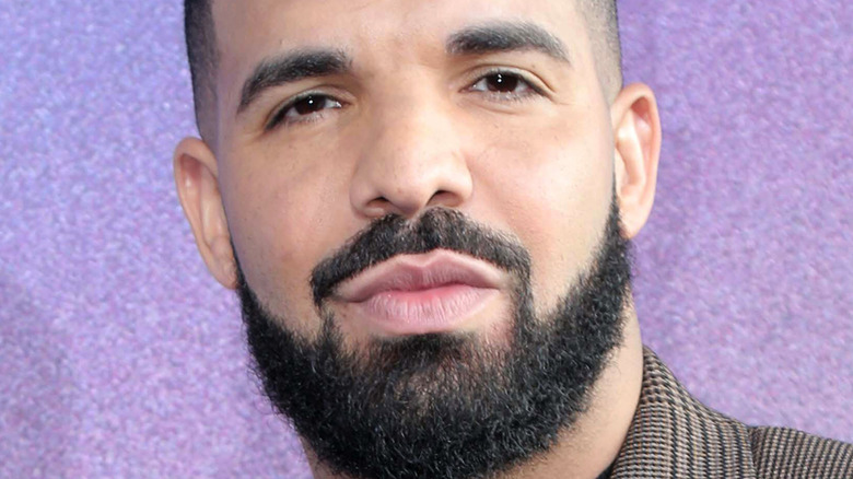 Drake atterrit dans un drame improbable après avoir ombré un tatouage d’autoportrait