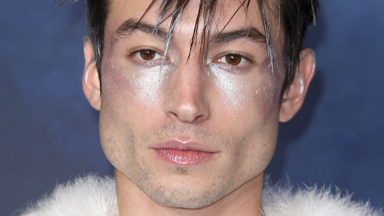 Ezra Miller brise le silence sur les problèmes juridiques avec une mise à jour sur leur santé mentale