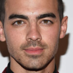 Joe Jonas est clair sur son histoire de procédures cosmétiques