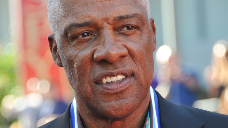 Julius Erving révèle une position controversée sur le retrait du numéro de Kobe Bryant