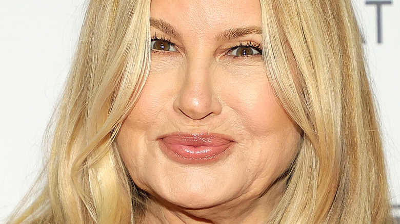 Jennifer Coolidge souriante