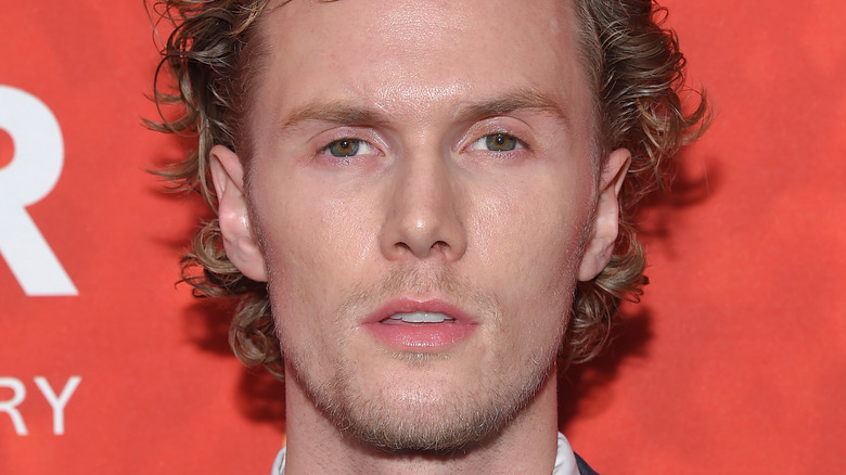 Barron Hilton regarde la caméra