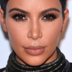 L’affirmation de Kim Kardashian sur sa densité osseuse fait que les médias sociaux la traînent à gauche et à droite