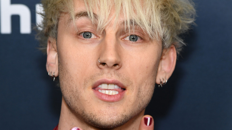 Machine Gun Kelly n’arrête pas de se blesser en tournée