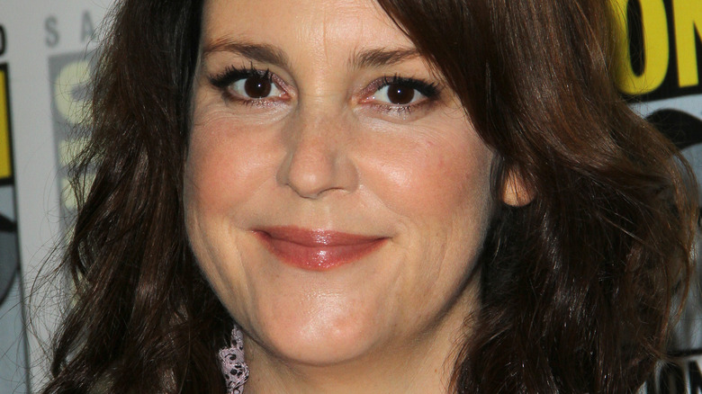 Melanie Lynskey révèle un traitement bouleversant sur Coyote Ugly Set