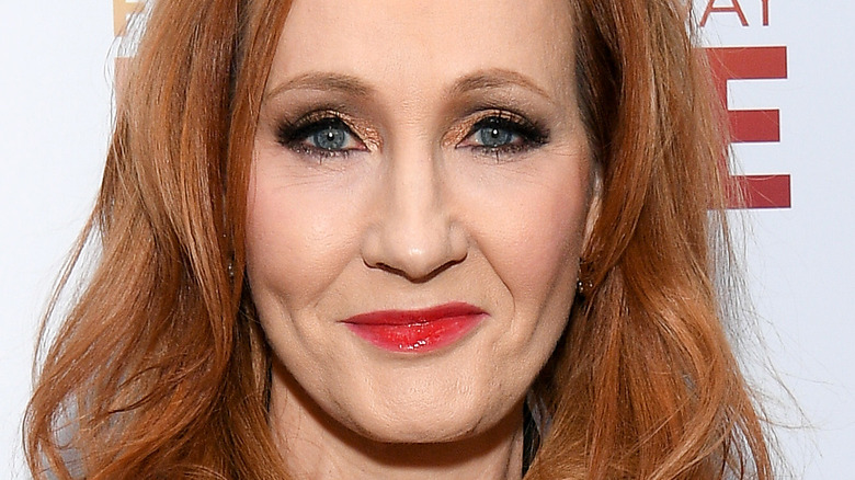 JK Rowling sourire fard à paupières or rouge à lèvres