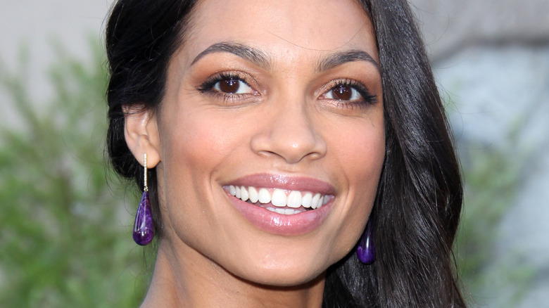 Rosario Dawson suscite des rumeurs d’amour après la séparation de Cory Booker