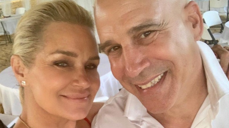 Yolanda Foster souriant à côté de Joey Jingoli souriant