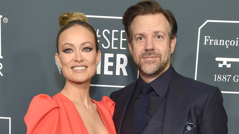 Olivia Wilde et Jason Sudeikis posent