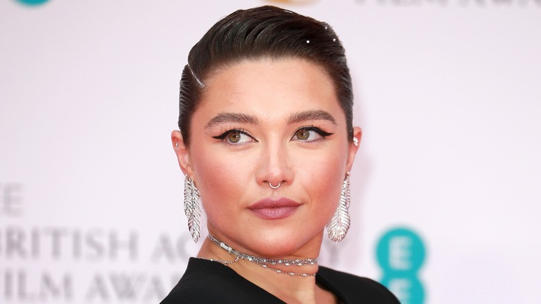 Florence Pugh souriante dans des bijoux en argent