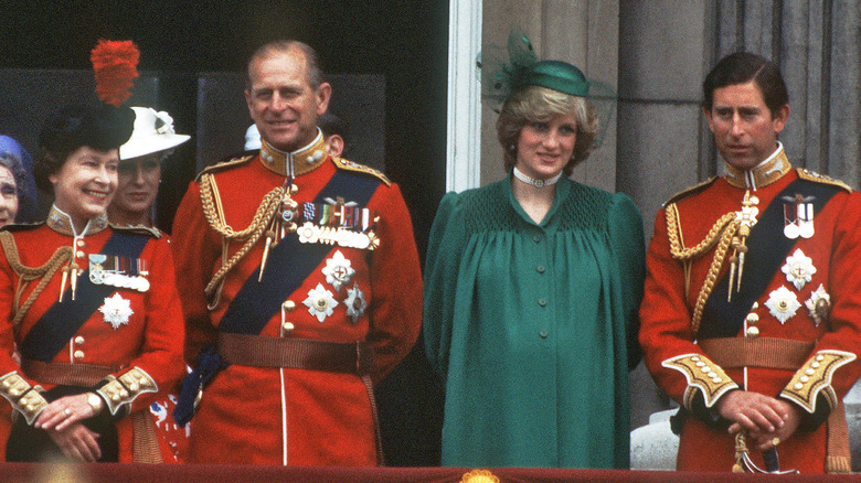 La reine Elizabeth, le prince Philip, la princesse enceinte Diana, le prince Charles