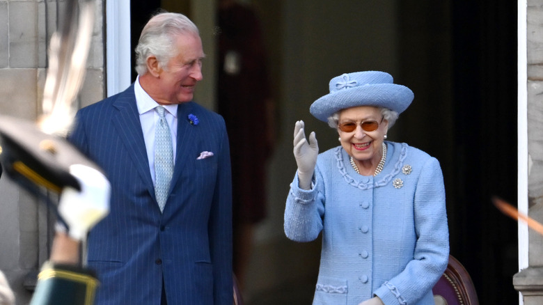 Le roi Charles souriant à la reine Elizabeth