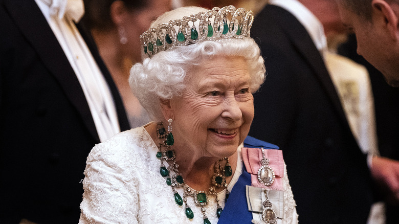 La reine Elizabeth II sourit