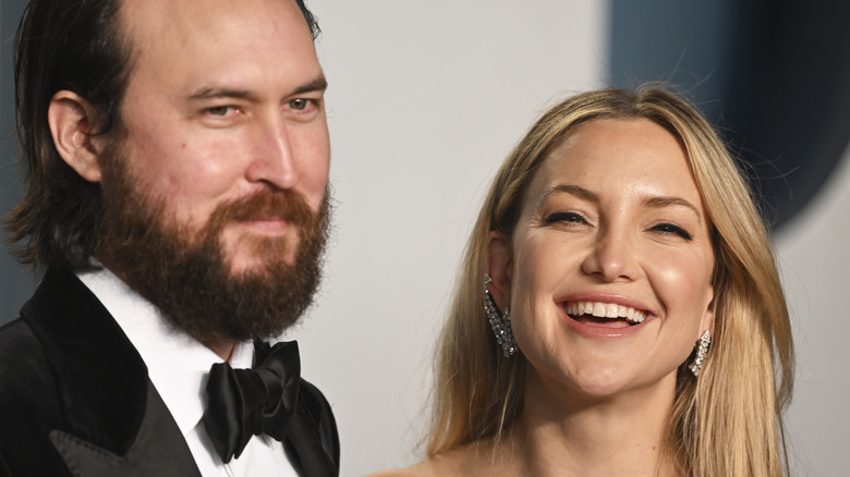 Danny Fujikawa et Kate Hudson posent