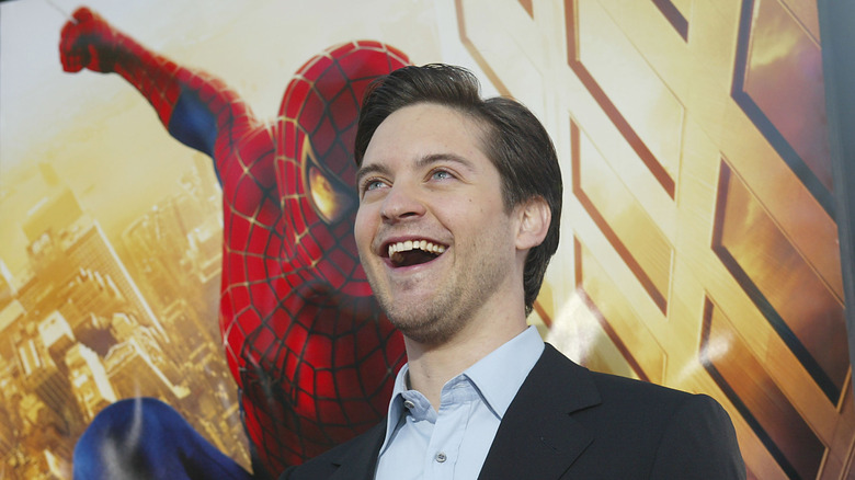 Tobey Maguire devant l'affiche de Spider-Man