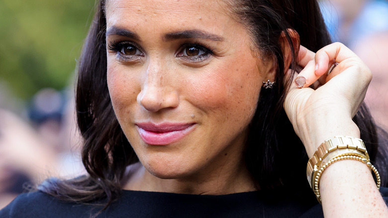 Meghan Markle se tient les cheveux