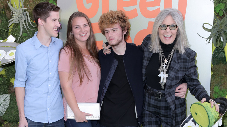 Diane Keaton posant avec des enfants