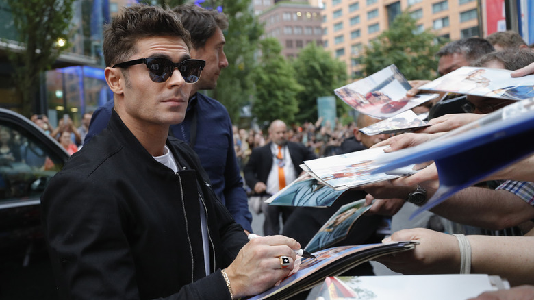 Zac Efron signe des autographes