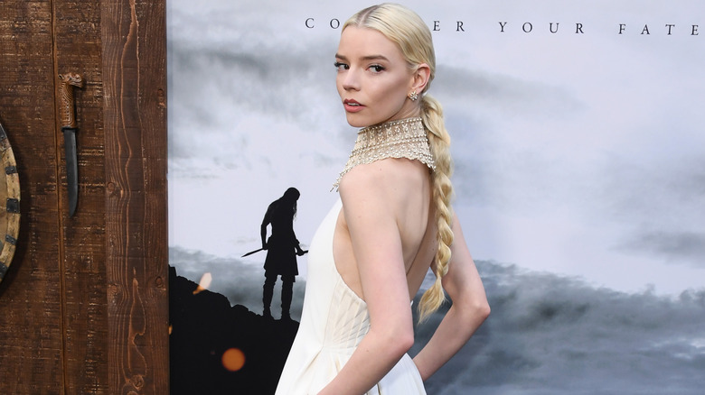 Anya Taylor-Joy posant en blanc