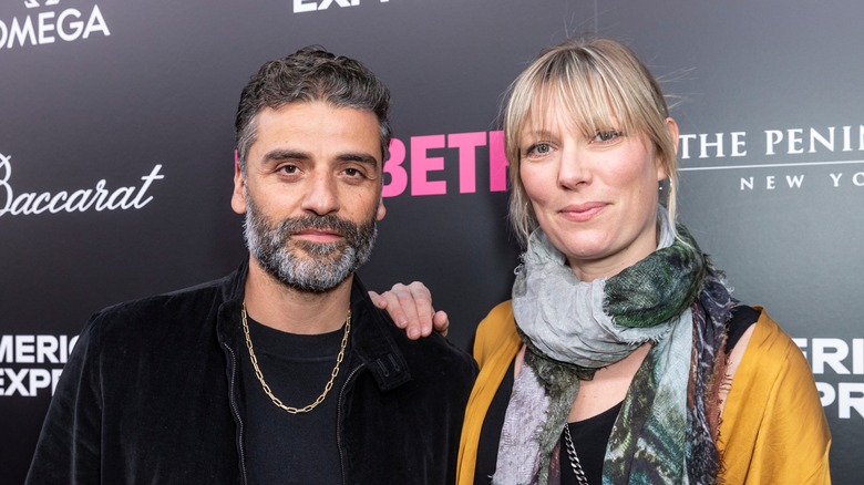 Oscar Isaac et Elvira Lind posent