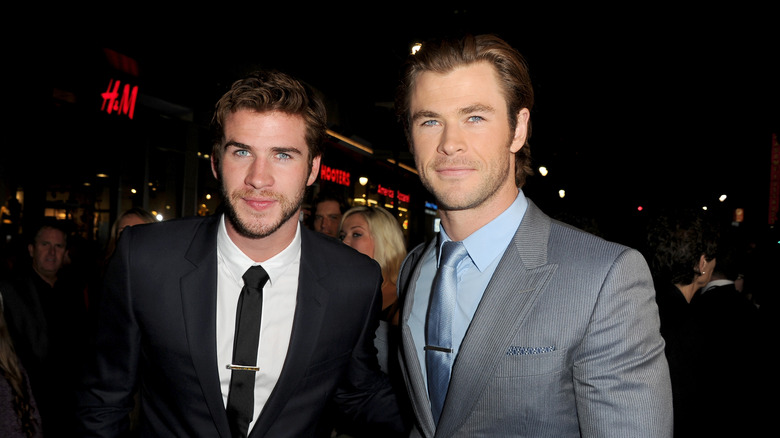 Liam et Chris Hemsworth souriant