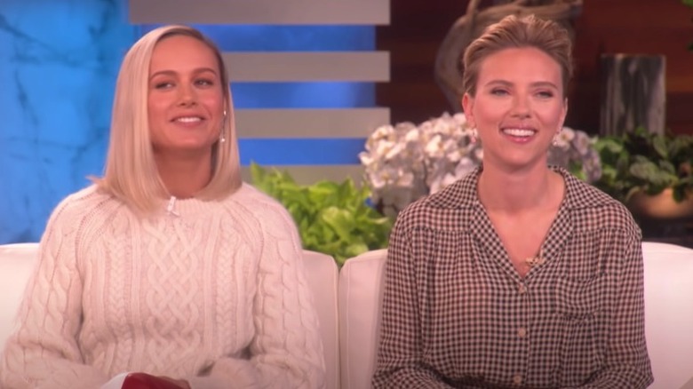 Brie Larson et Scarlett Johansson rient